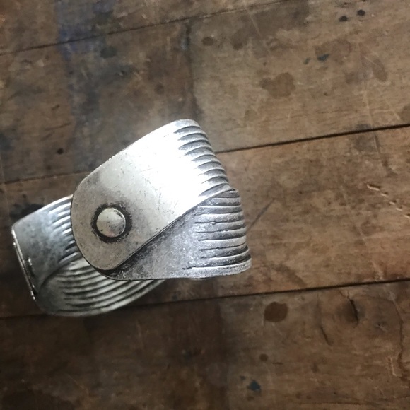 Silver cuff crisscrossing design and brown speckled stone - Picture 6 of 9